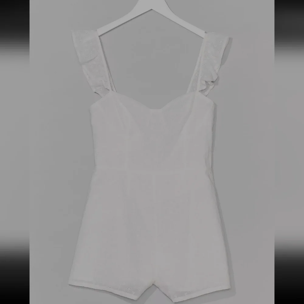 Nasty Gal Broderie Strappy Playsuit NWT size 8 - Picture 3 of 6